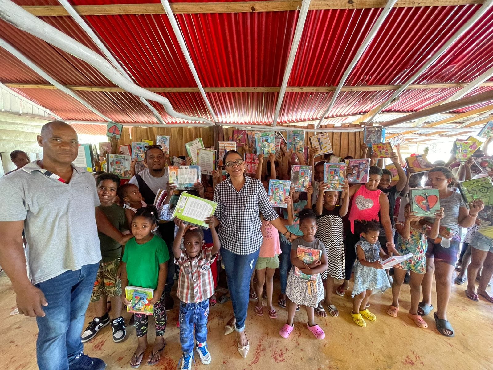 Elba Tineo entrega útiles escolares a estudiantes del Distrito Municipal de Maimón