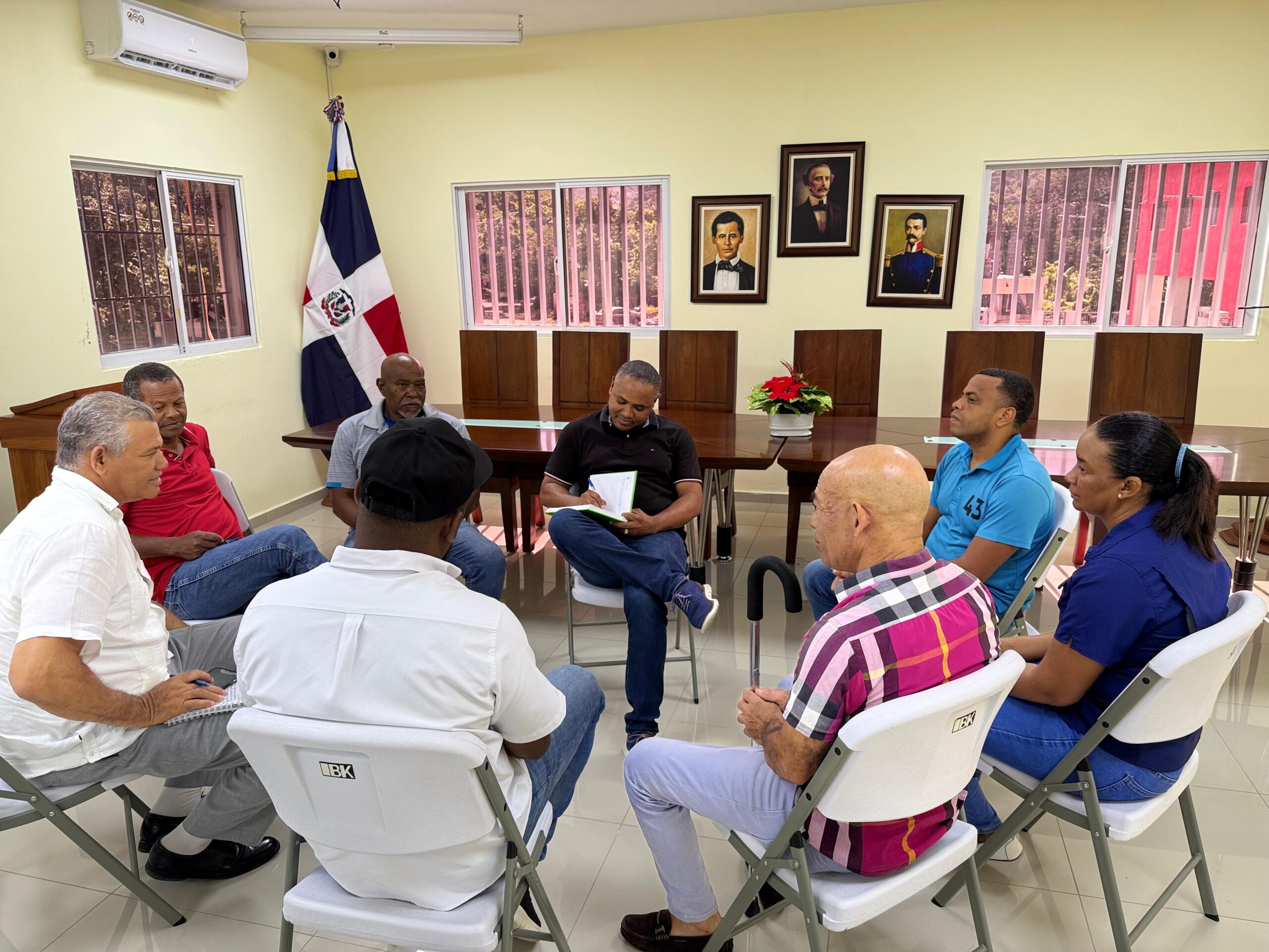 ALCALDE DIVISON SÁNCHEZ ACLARA PREOCUPACIONES DE ARTESANOS SOBRE PLAZA DE PLAYA TECO