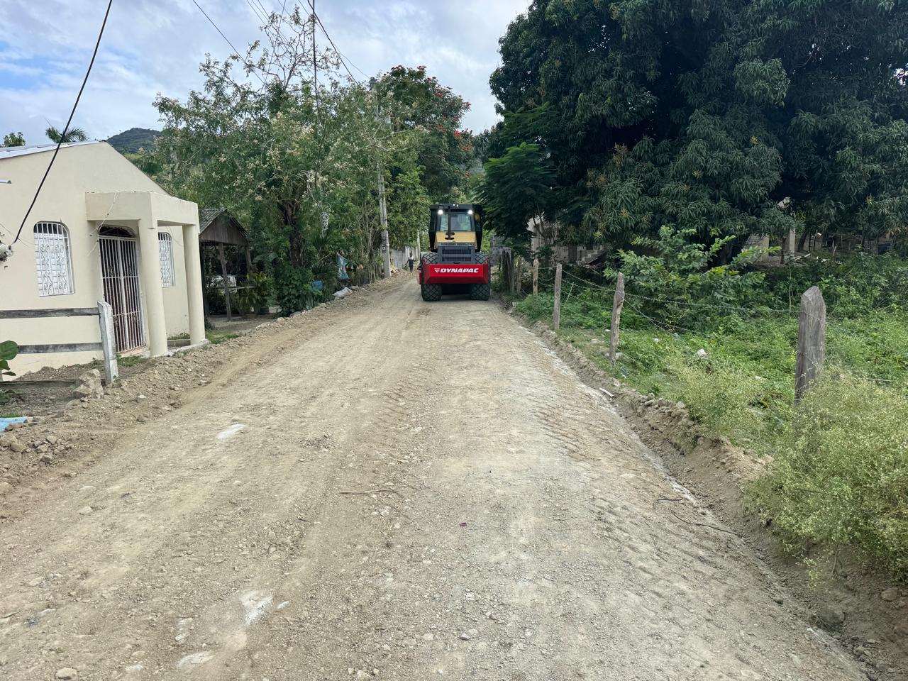 ALCALDE DIVISON SÁNCHEZ REALIZA LABORES DE MANTENIMIENTO VIAL EN CALLES DEL BARRIO LOS TINEOS, SECTOR LAS AVISPAS