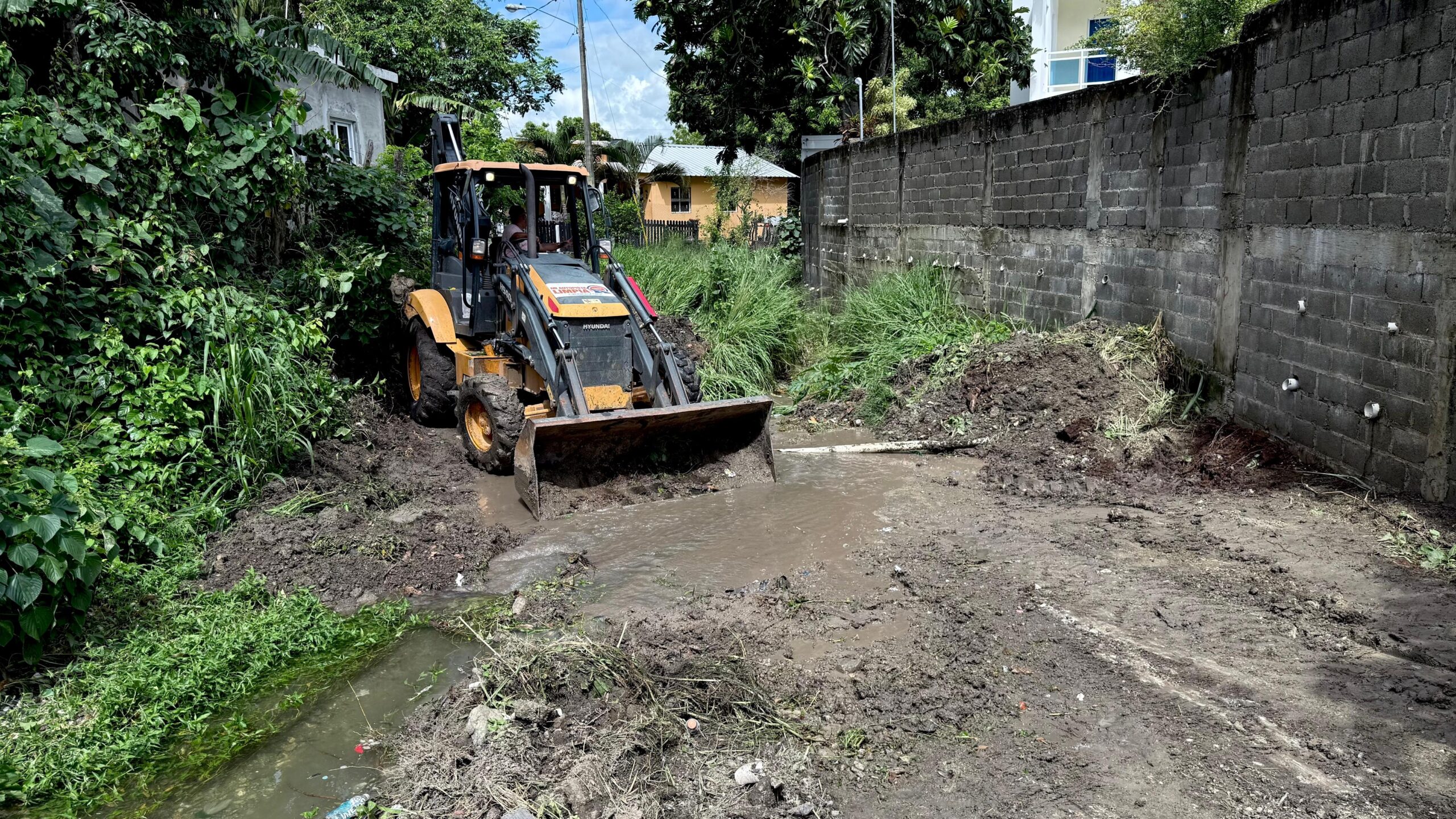 ALCALDE DIVISON SÁNCHEZ REALIZA HABILITACIÓN DE CALLE Y LIMPIEZA DE CAÑADA EN DON GREGORIO TRAS LAS LLUVIAS