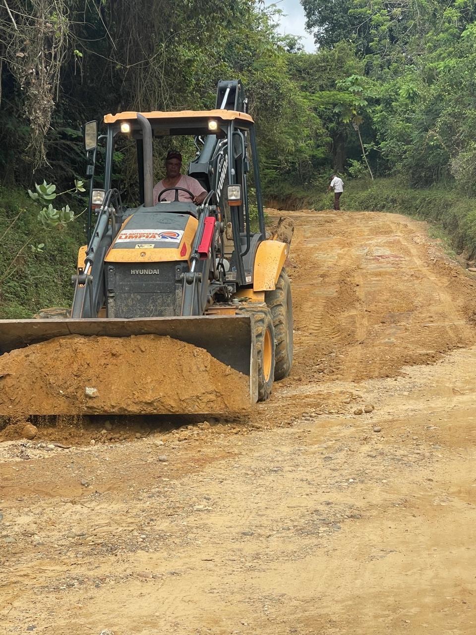 ALCALDE DIVISON SÁNCHEZ CONTINÚA LIMPIEZA DE ALCANTARILLAS Y HABILITACIÓN DE CAMINOS VECINALES EN GUZMÁN Y TRAMO CAMBIASO