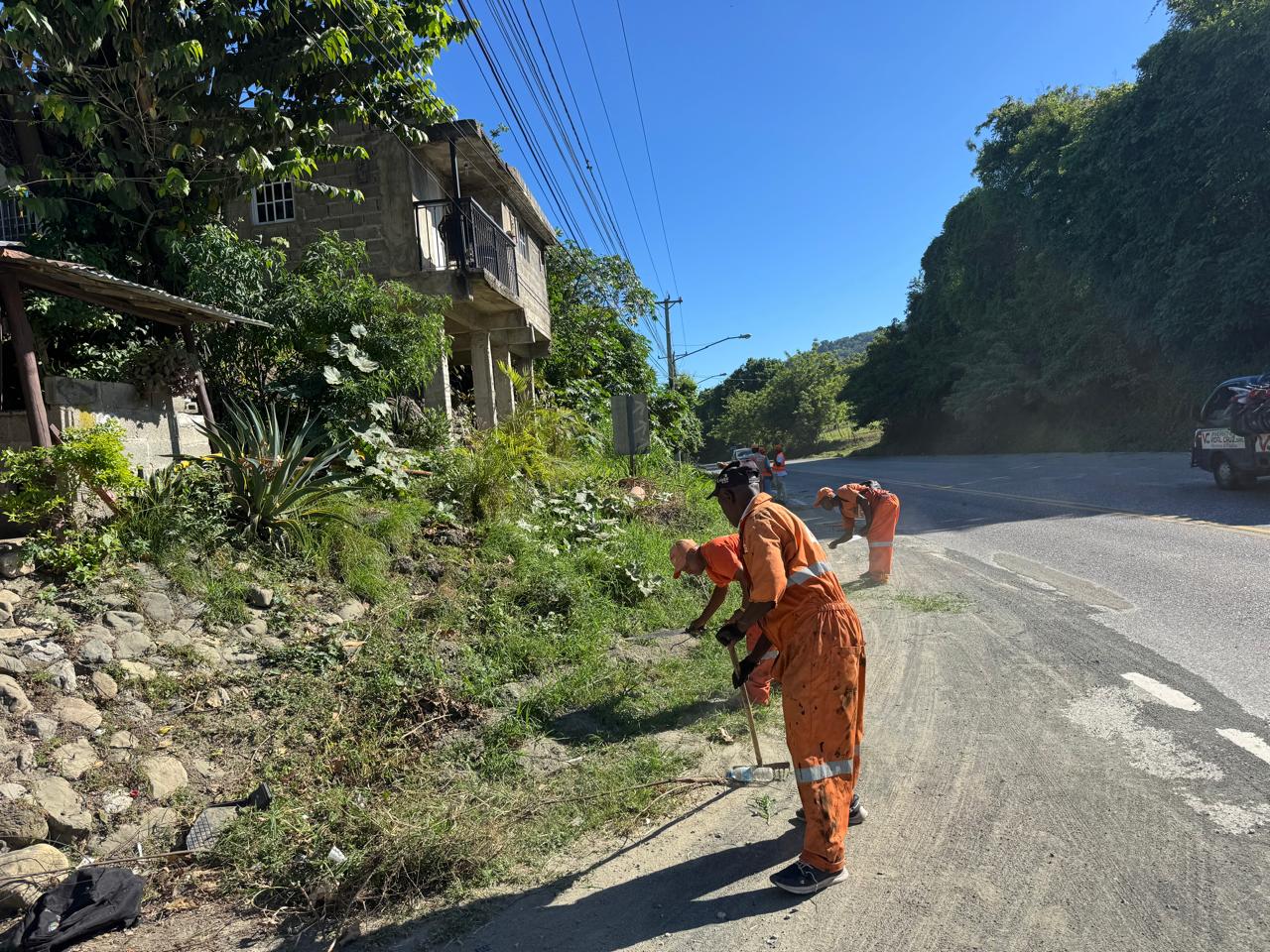 ALCALDE DIVISON SÁNCHEZ REALIZA LIMPIEZA EN LA ENTRADA DE LA LOMA DE LA BESTIA EN MAIMÓN CENTRO