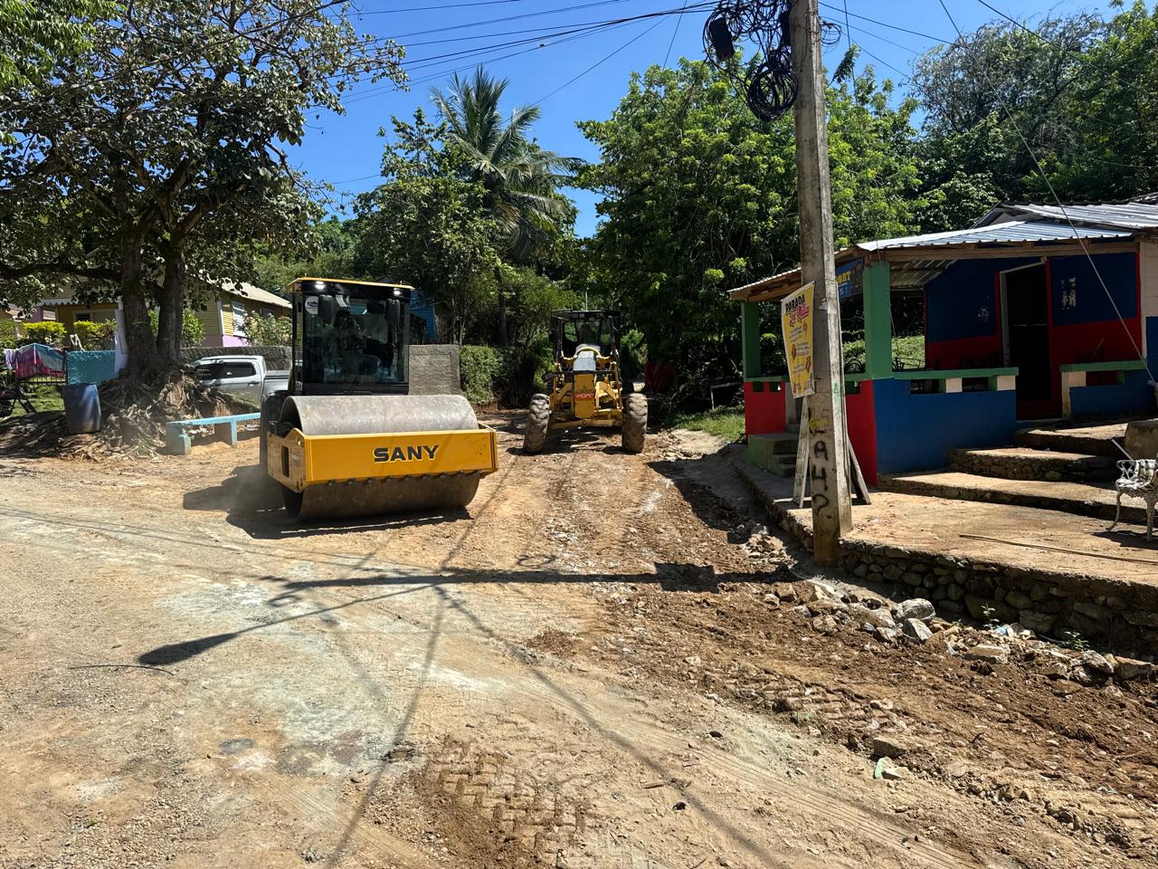 ALCALDE DIVISON SÁNCHEZ REALIZA ACONDICIONAMIENTO DE LOS CAMINOS VECINALES DEL MANGO