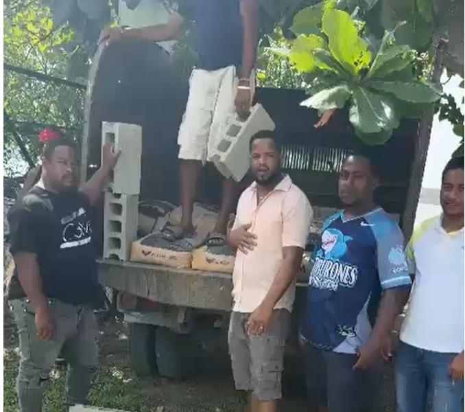 ALCALDE DIVISON SANCHEZ DONA MATERIALES DE CONSTRUCCIONES A LA JUNTA DE VECINOS EN DON GREGORIO.
