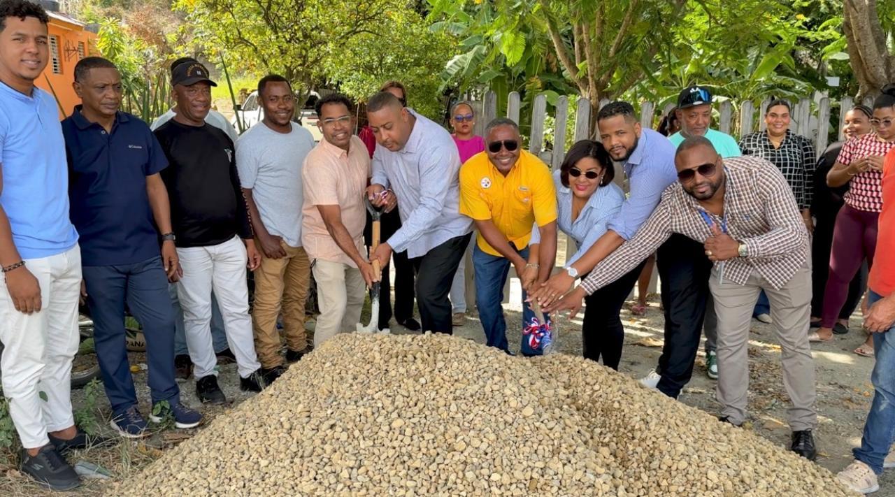 ALCALDE DIVISON SÁNCHEZ DEJA INICIADA CONSTRUCCIÓN DE PARADA DE PASAJEROS EN DON GREGORIO