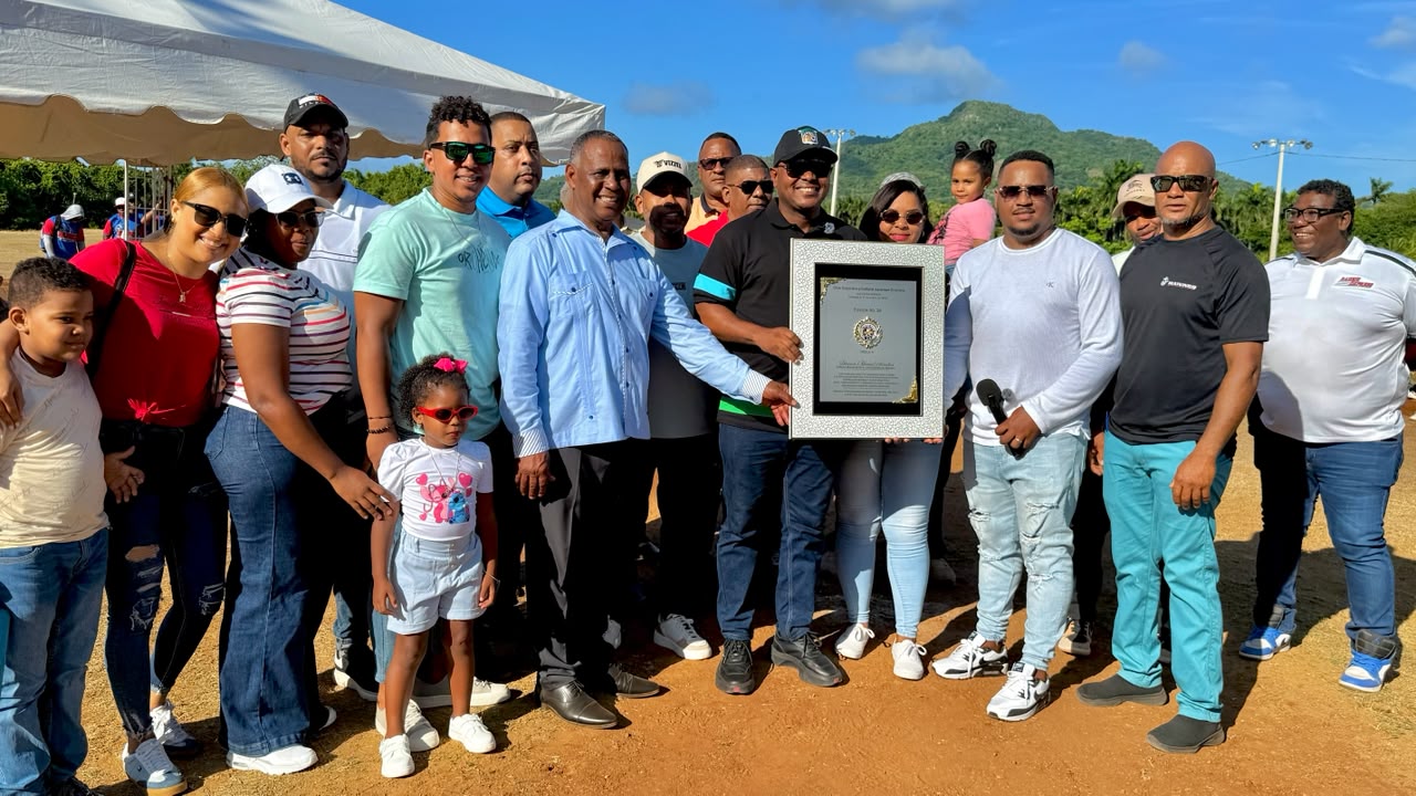 ALCALDE DIVISON SÁNCHEZ RECIBE RECONOCIMIENTO POR SU APOYO AL DEPORTE DURANTE LA INAUGURACIÓN DEL VIGÉSIMO SEXTO TORNEO DEL CLUB DEPORTIVO Y CULTURAL JUVENTUD CRISTIANA LOS CAÑOS