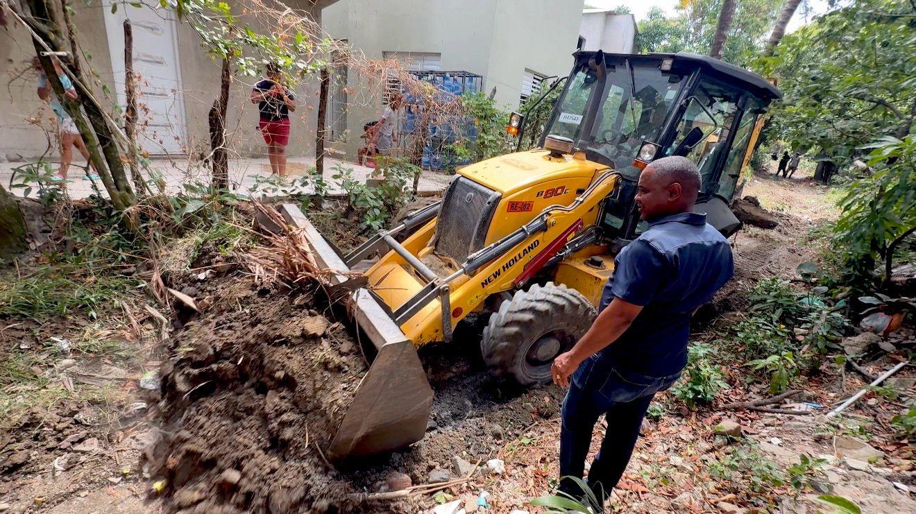 ALCALDE DIVISON SÁNCHEZ REALIZA LIMPIEZA Y CANALIZACIÓN DE LA CAÑADA EN LOS LELO Y MAIMÓN CENTRO